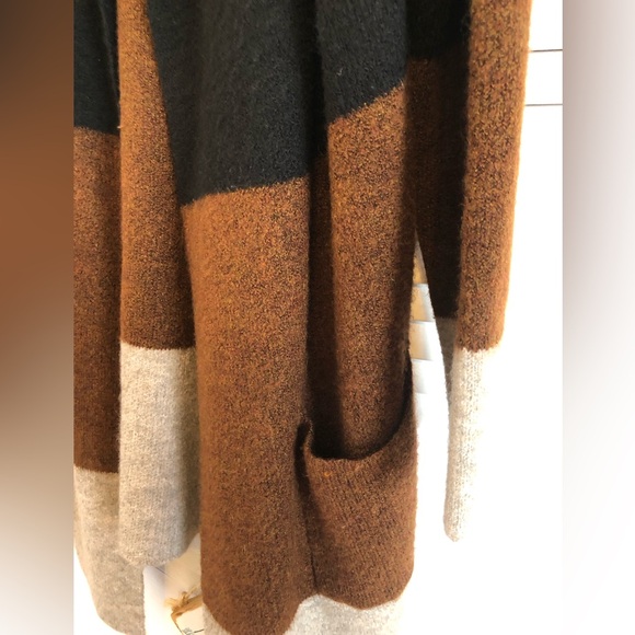 Neutral Colorblock Sweater with pockets - Picture 4 of 5